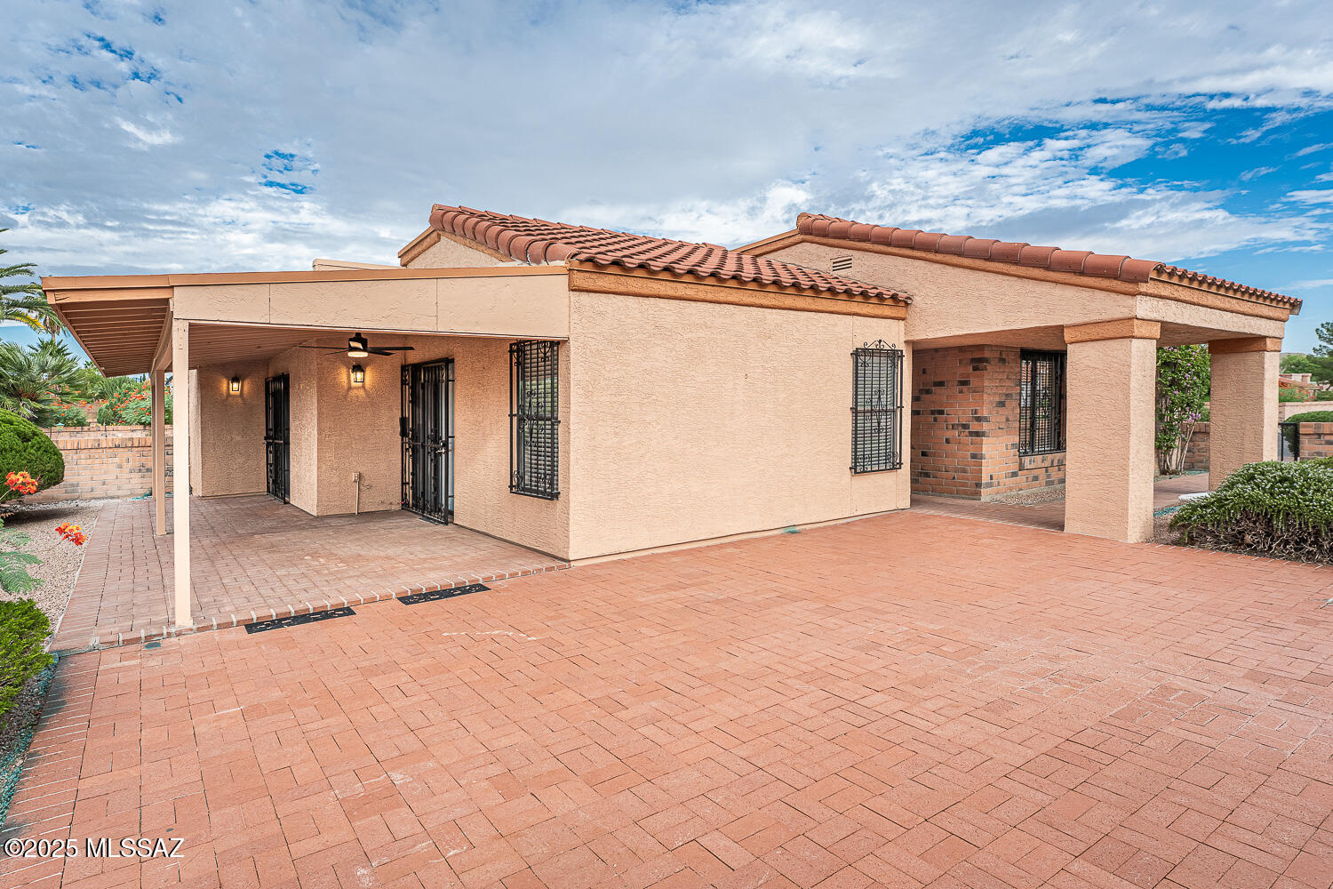 931 West Rio Guaymas Green Valley, AZ 85614 - Photo 7 of 39 a view of a white house