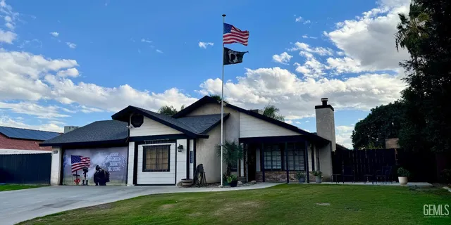 a view of a house with yard and entertaining space
