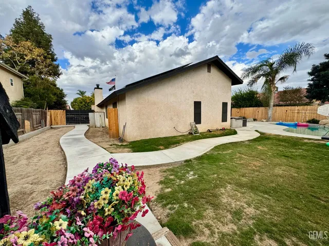 a view of a house with a yard