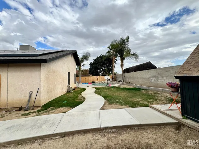 a view of a pathway with a yard