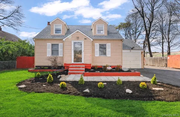 $659,999 | 824 Lincoln Avenue, Bohemia, NY 11716