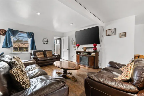 $659,999 | 824 Lincoln Avenue, Bohemia, NY 11716