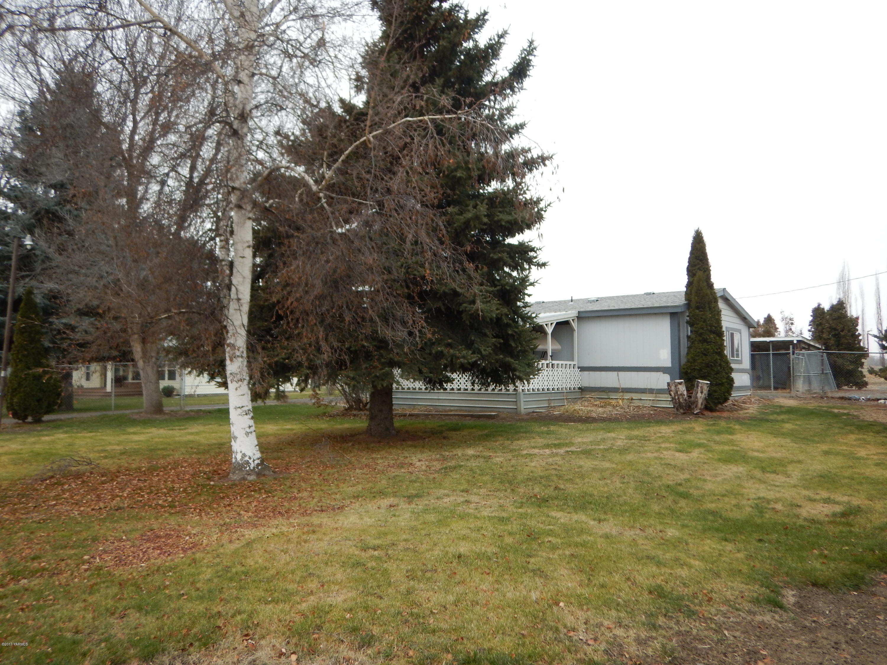 3404 South Stanton Road Yakima, WA 98903 - Photo 2 of 22 a view of a house with a yard