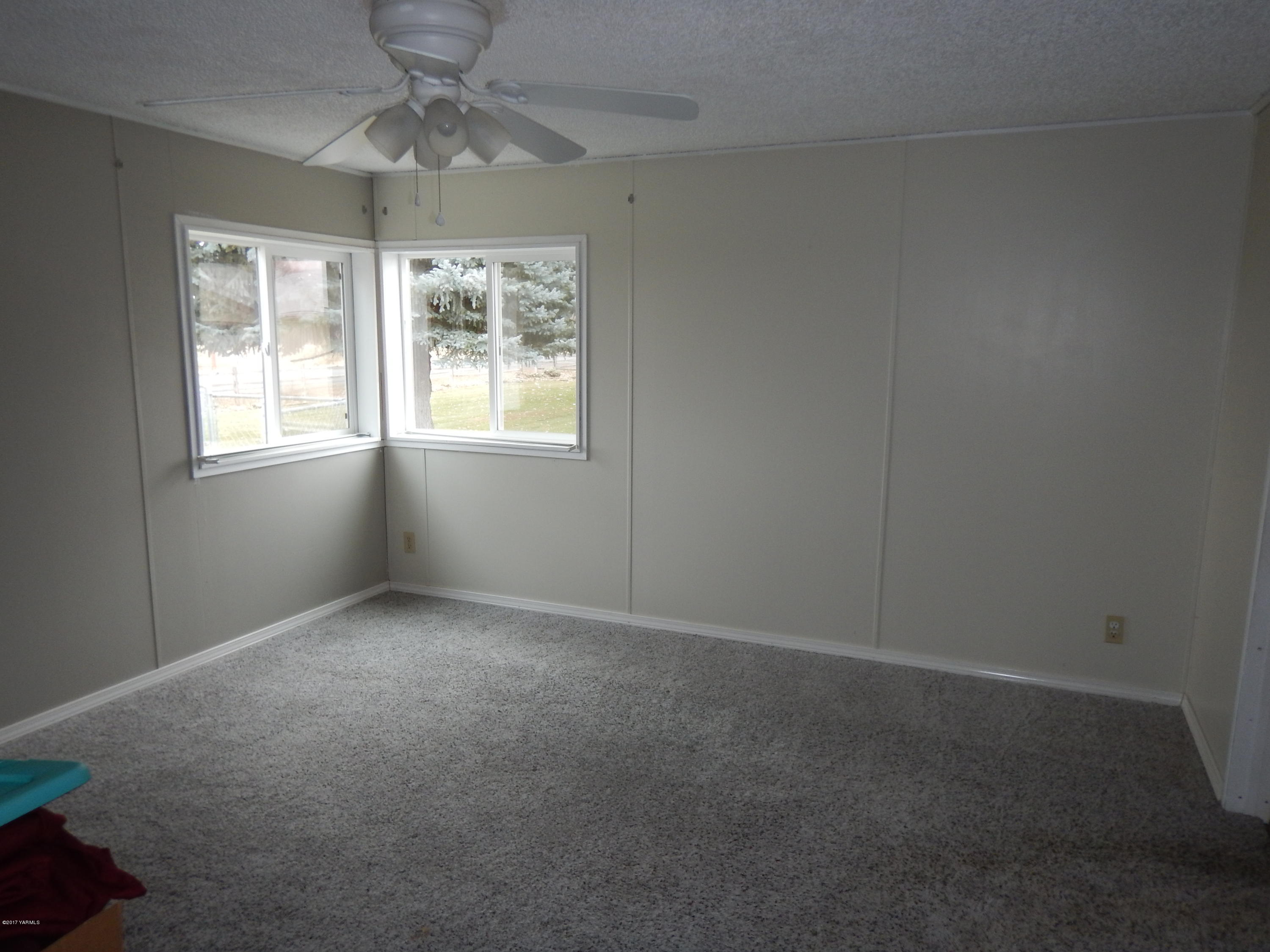 3404 South Stanton Road Yakima, WA 98903 - Photo 12 of 22 an empty room with a window and a fan