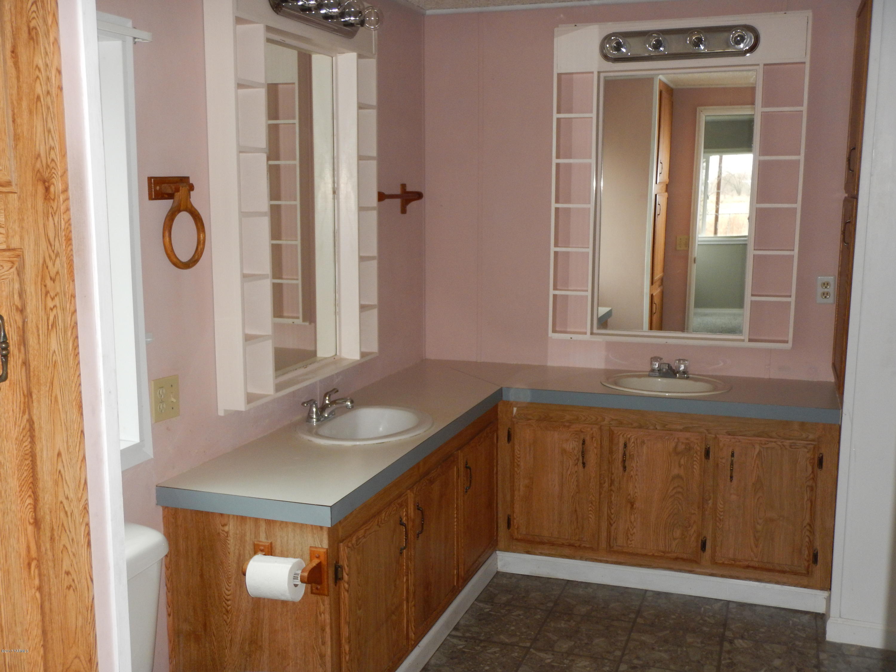 3404 South Stanton Road Yakima, WA 98903 - Photo 13 of 22 a bathroom with a sink and a mirror