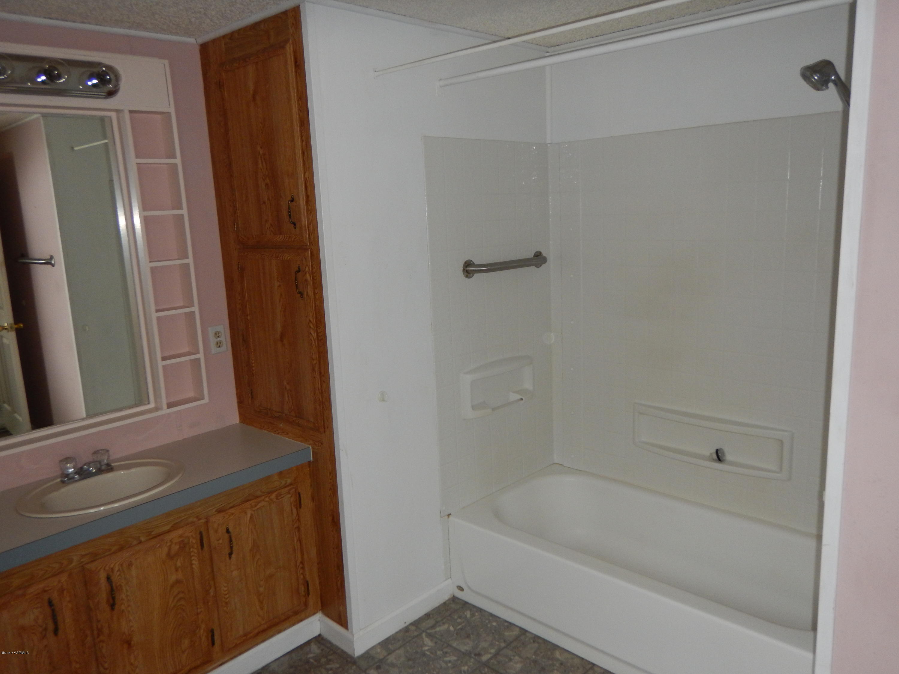 3404 South Stanton Road Yakima, WA 98903 - Photo 15 of 22 a bathroom with a bathtub and a sink