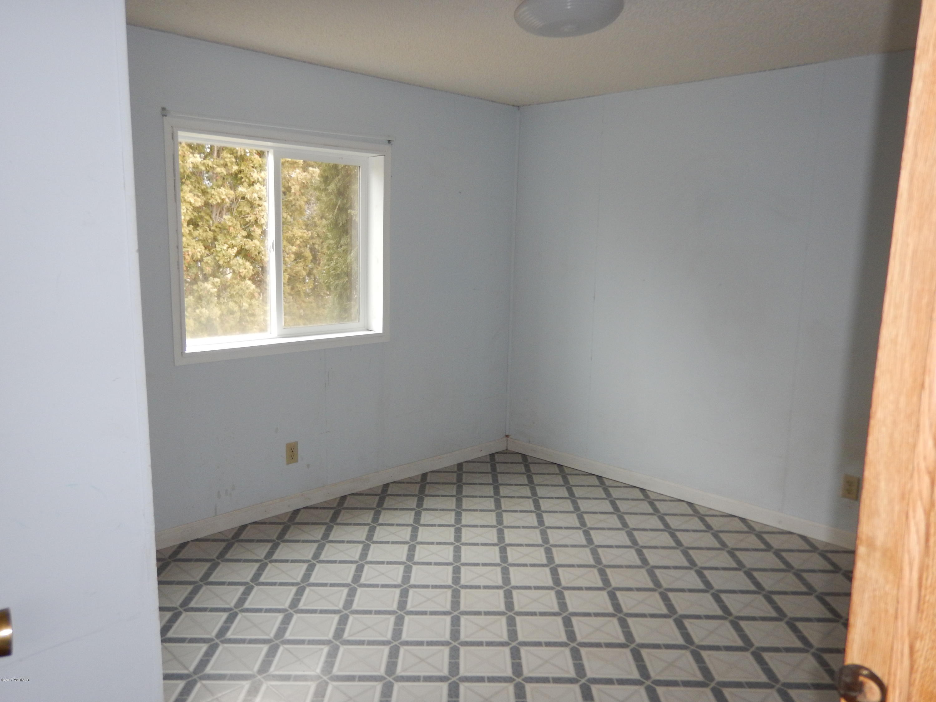3404 South Stanton Road Yakima, WA 98903 - Photo 17 of 22 an empty room with windows