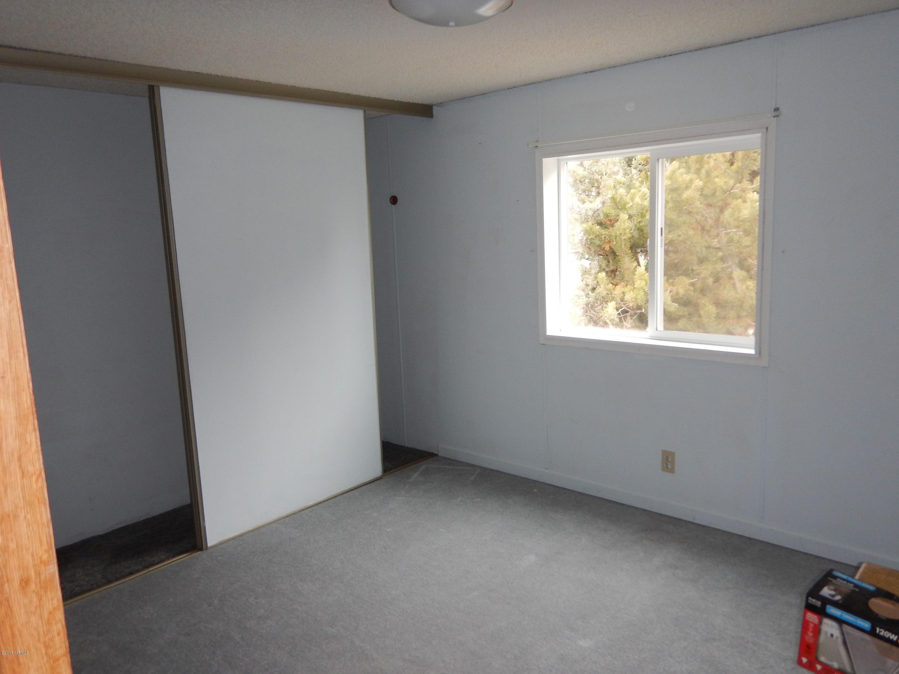 3404 South Stanton Road Yakima, WA 98903 - Photo 18 of 22 a view of an empty room with a window