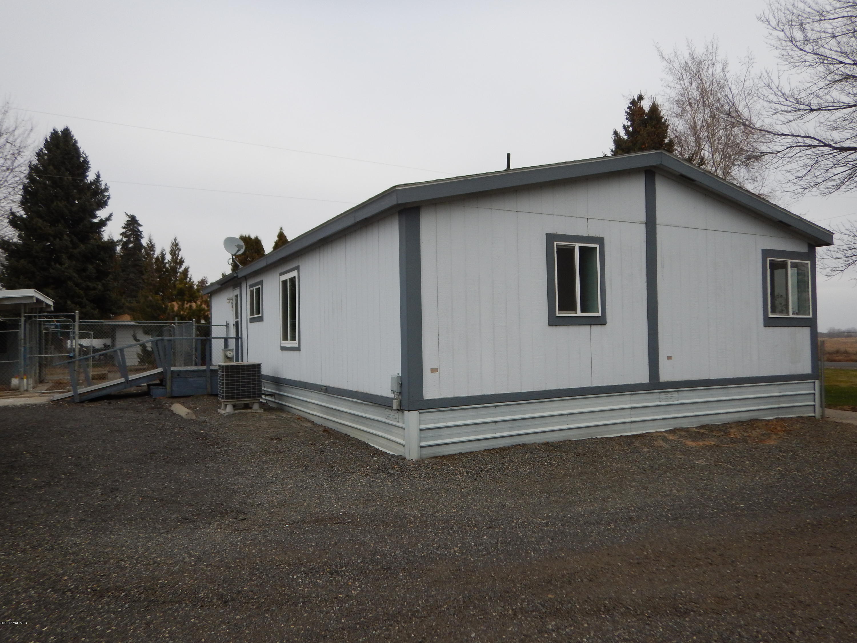 3404 South Stanton Road Yakima, WA 98903 - Photo 3 of 22 a view of a house with backyard