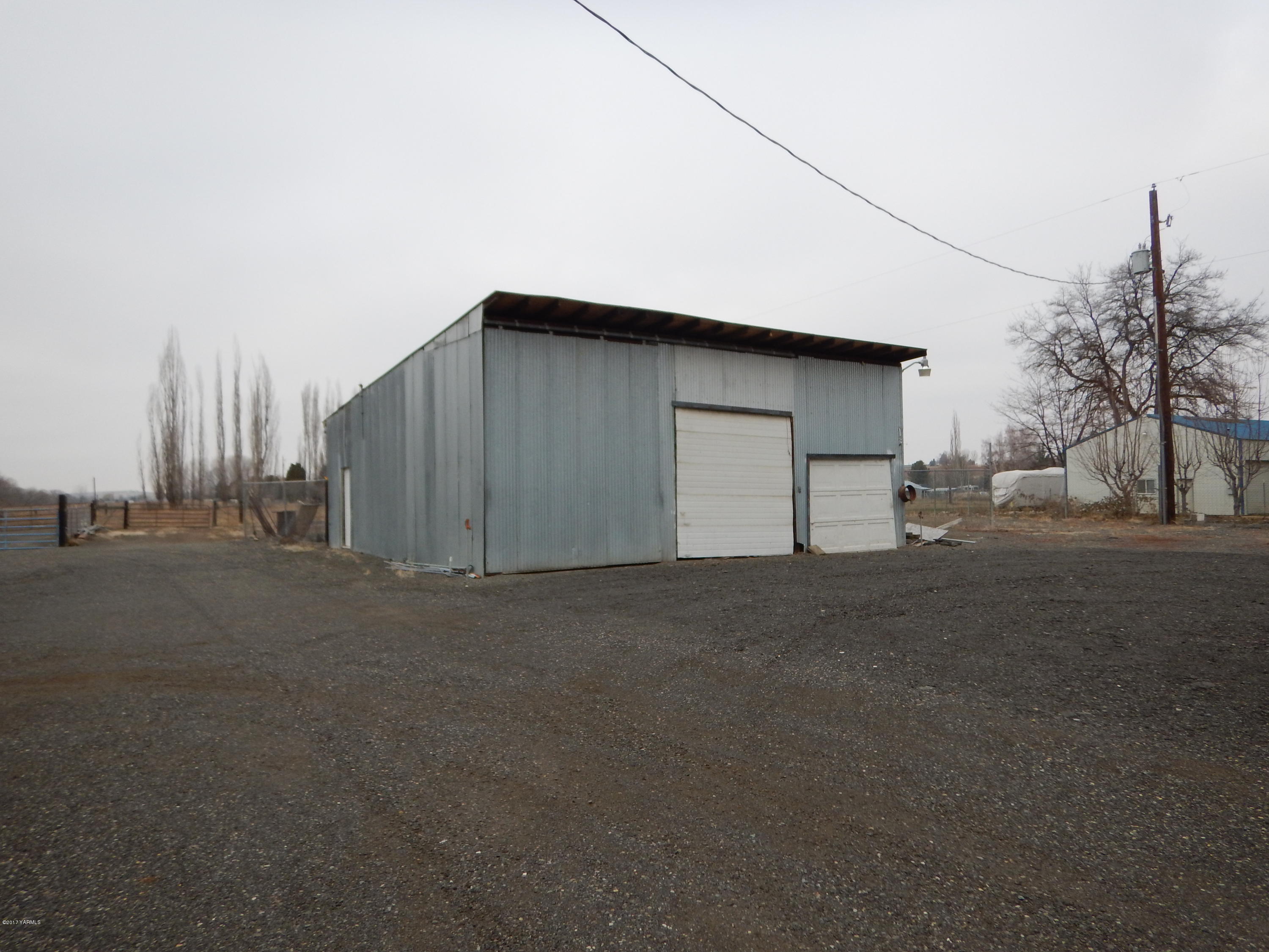 3404 South Stanton Road Yakima, WA 98903 - Photo 4 of 22 a house with a outdoor space