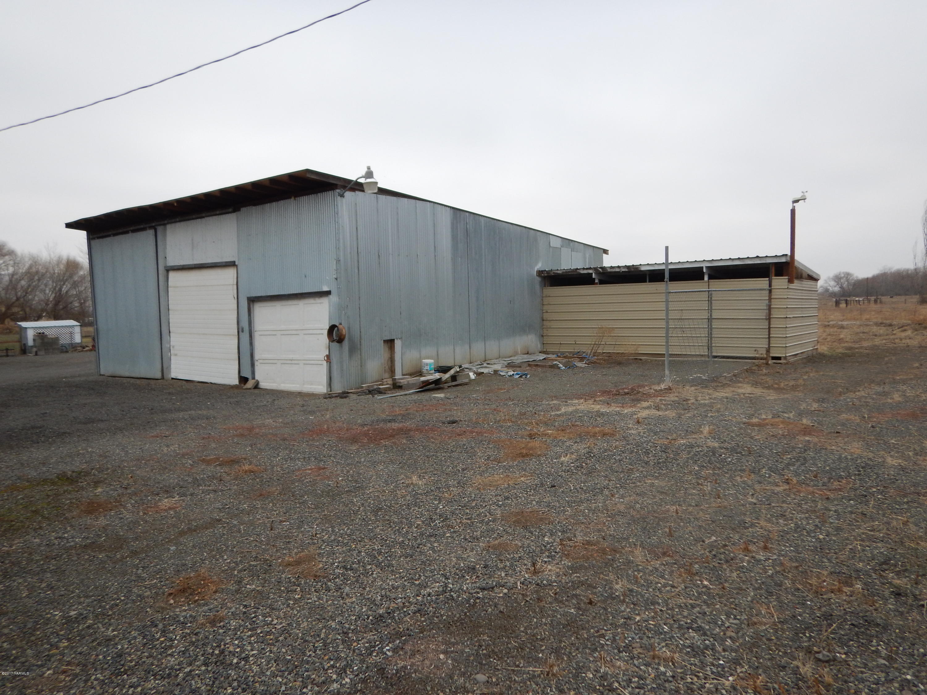 3404 South Stanton Road Yakima, WA 98903 - Photo 5 of 22 a house view with backyard space