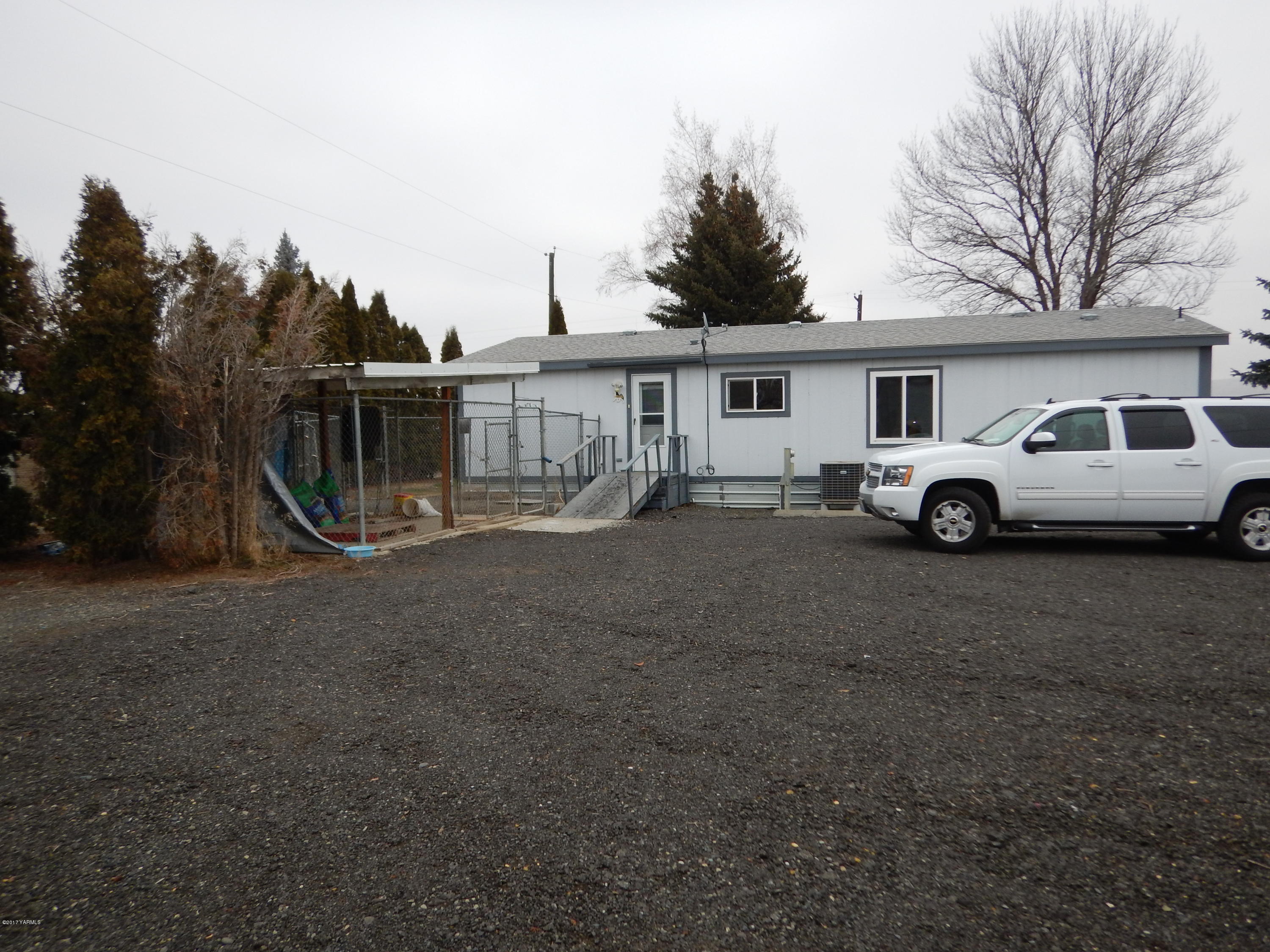 3404 South Stanton Road Yakima, WA 98903 - Photo 6 of 22 a car parked in front of white house