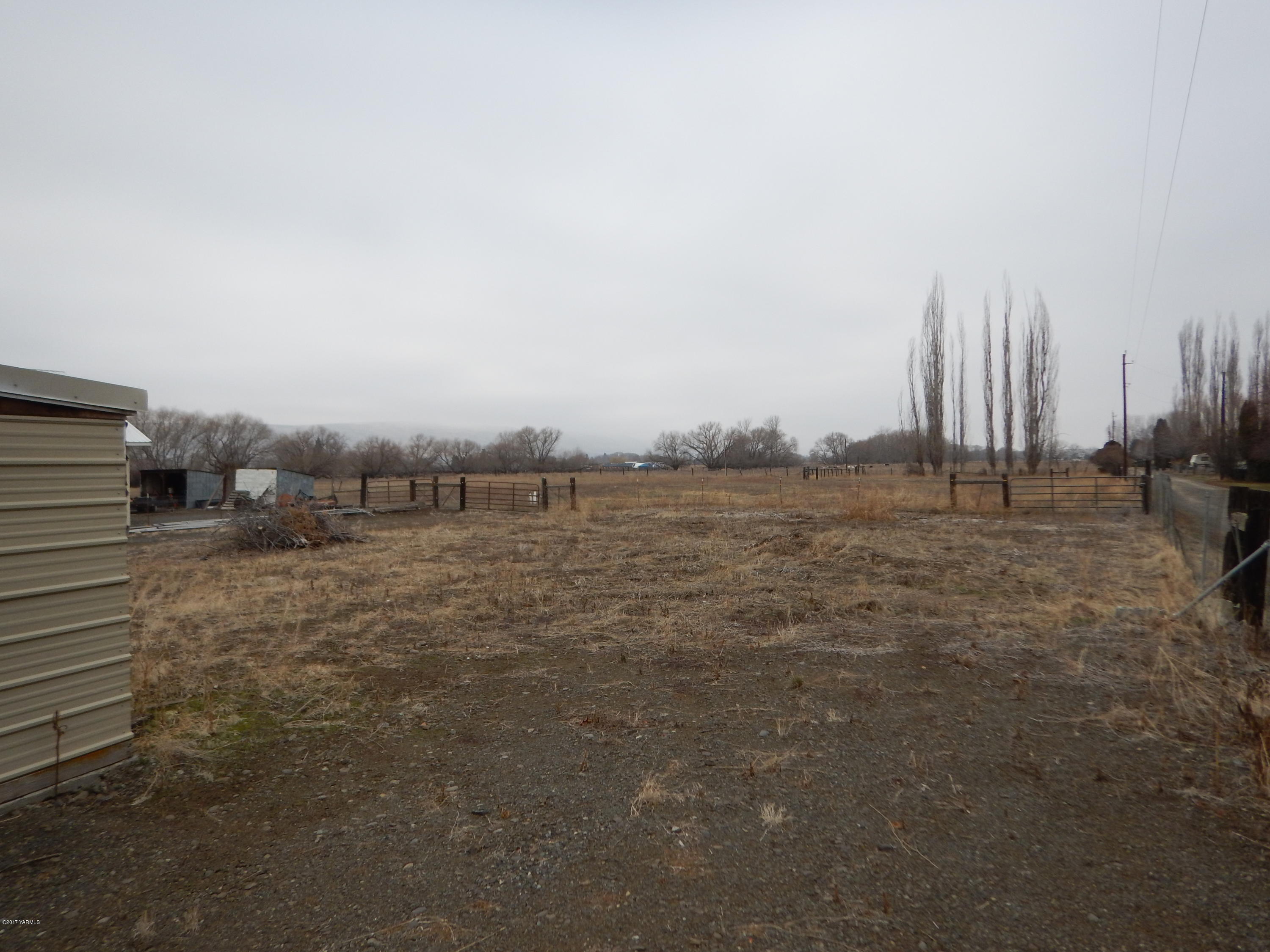 3404 South Stanton Road Yakima, WA 98903 - Photo 7 of 22 a view of a city with lush green space
