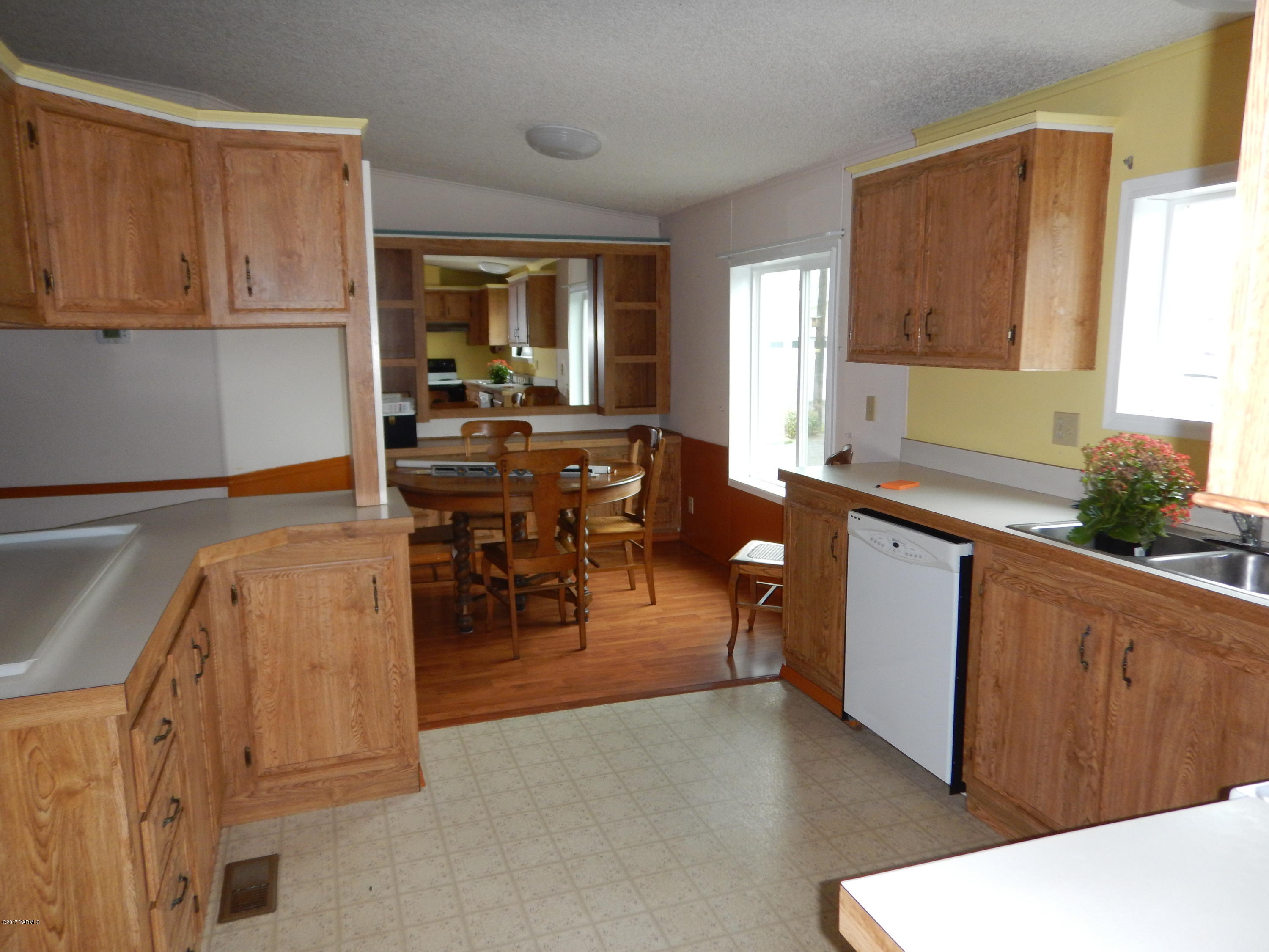 3404 South Stanton Road Yakima, WA 98903 - Photo 8 of 22 a view of a kitchen and dining room