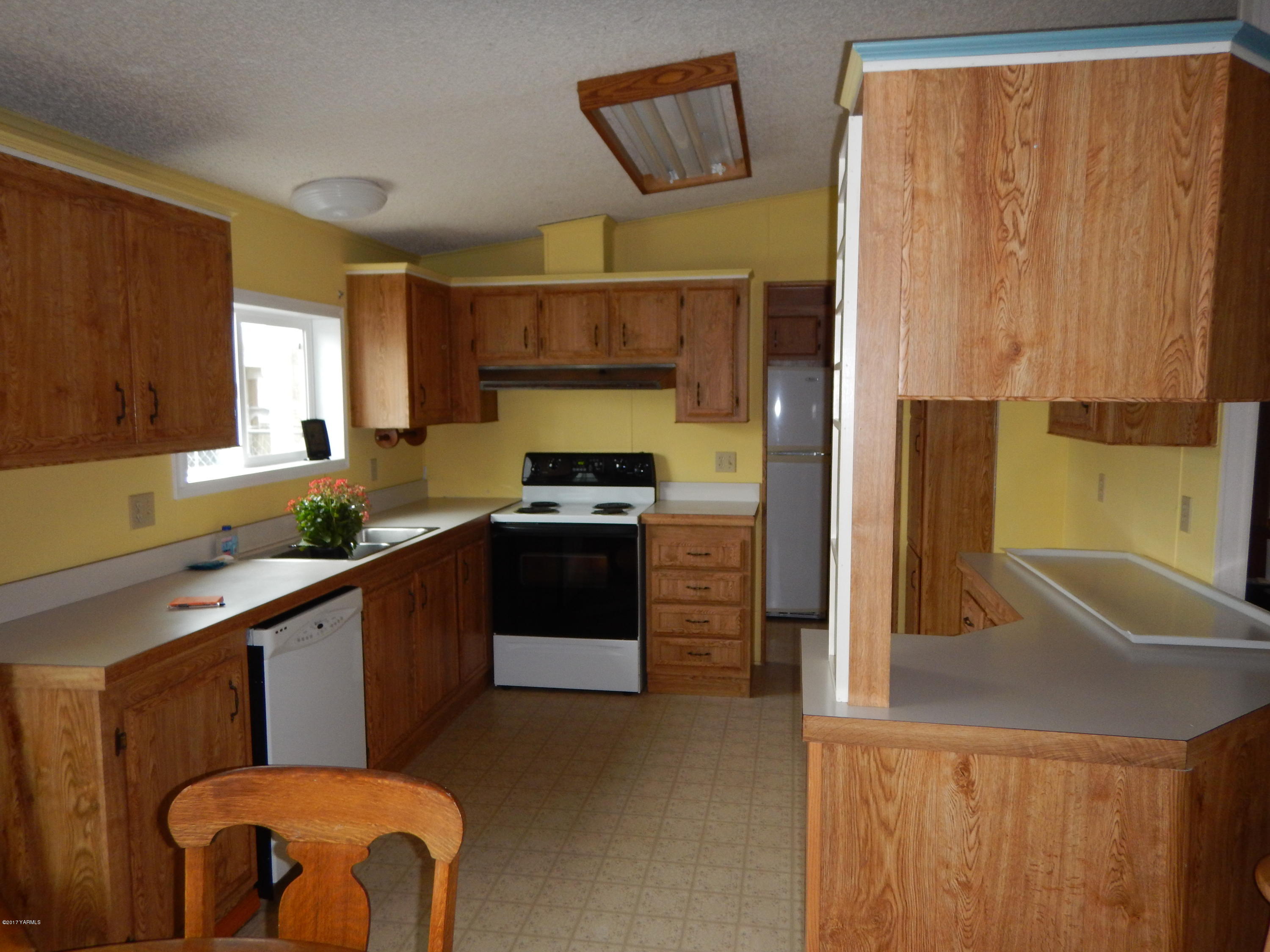 3404 South Stanton Road Yakima, WA 98903 - Photo 10 of 22 a kitchen with stainless steel appliances a refrigerator and a sink