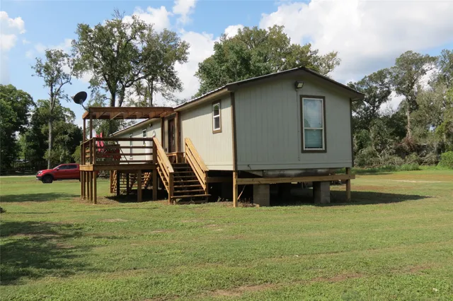 a view of a house with backyard