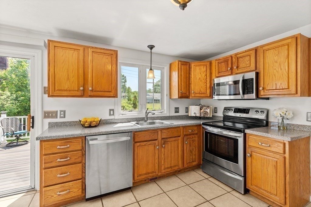 11 Meadowsweet Road Shrewsbury, MA 01545 - Photo 8 of 23 Gallery Image 8
