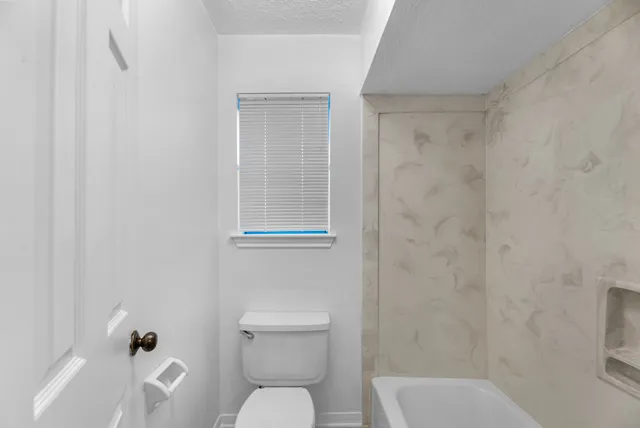 a view of a yard with a house