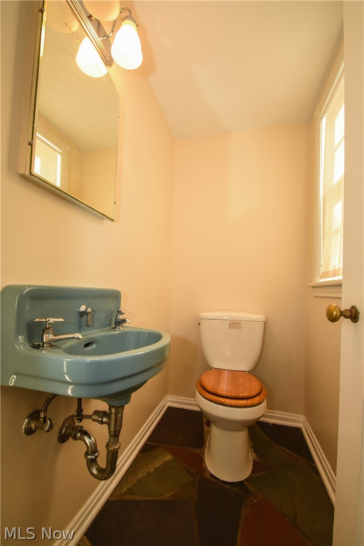 1543 Kew Road Cleveland, OH 44118 - Photo 29 of 33