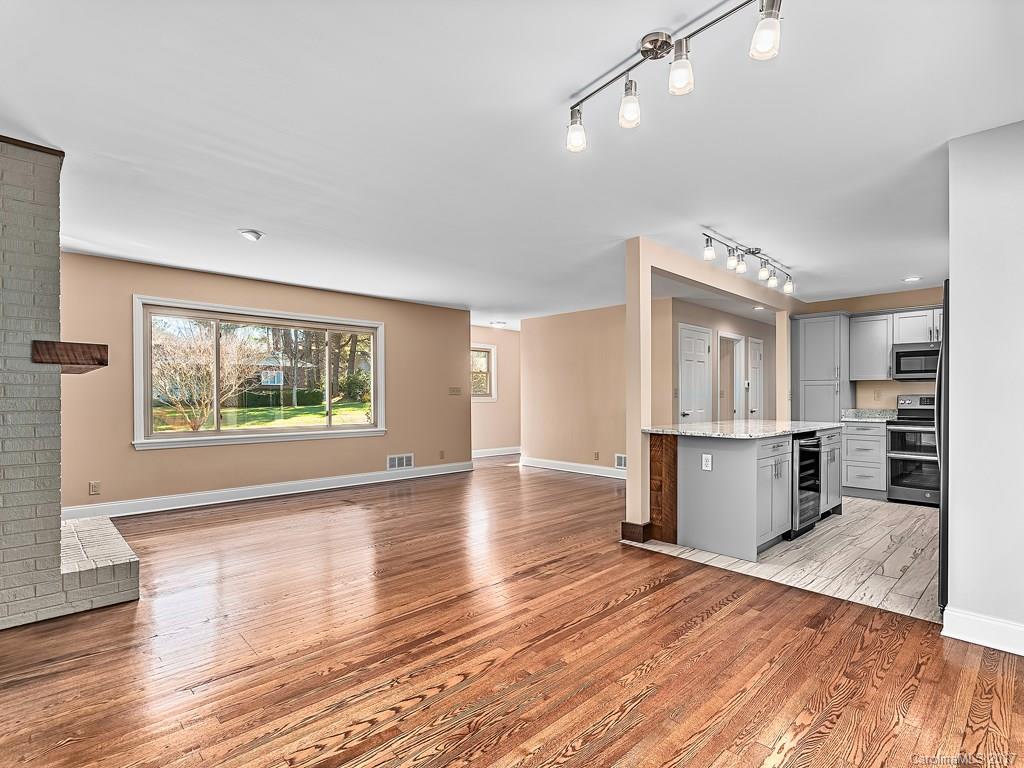 402 Balsam Road, Unit 2 Hendersonville, NC 28792 - Photo 3 of 18 Gallery Image 3