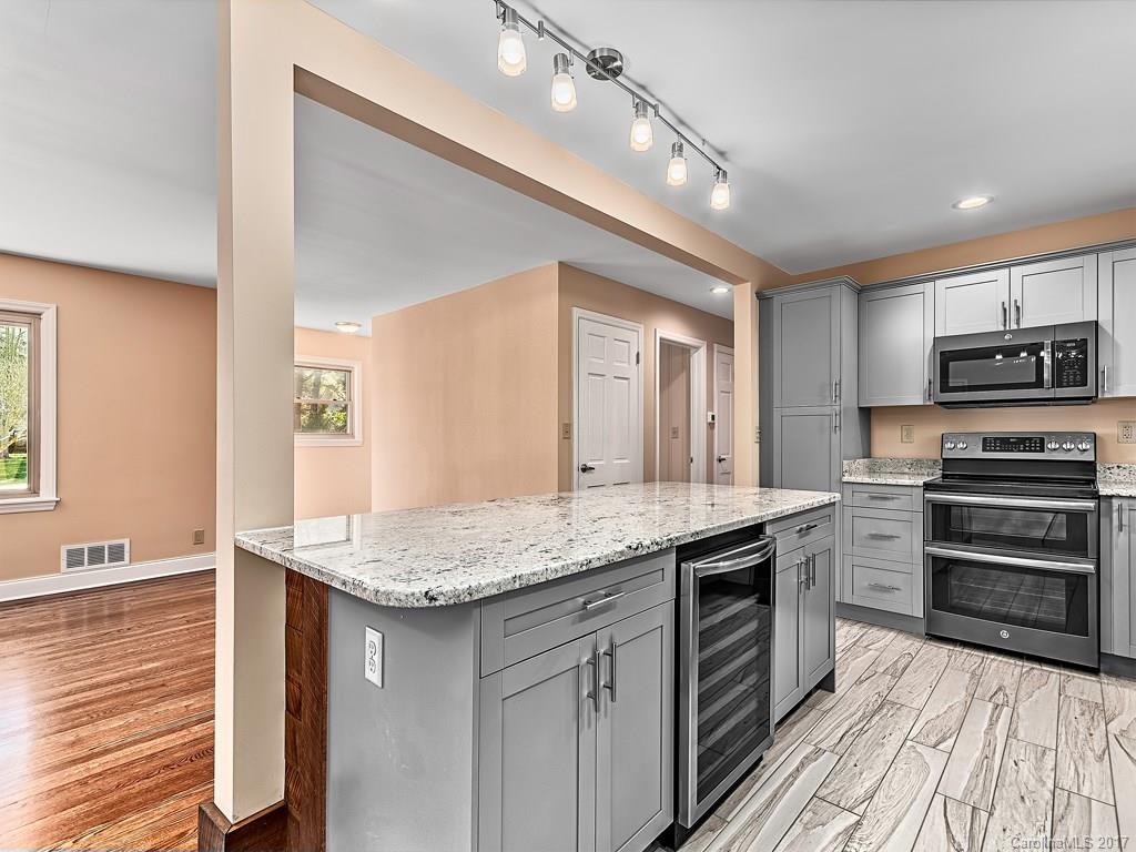 402 Balsam Road, Unit 2 Hendersonville, NC 28792 - Photo 4 of 18 Gallery Image 4