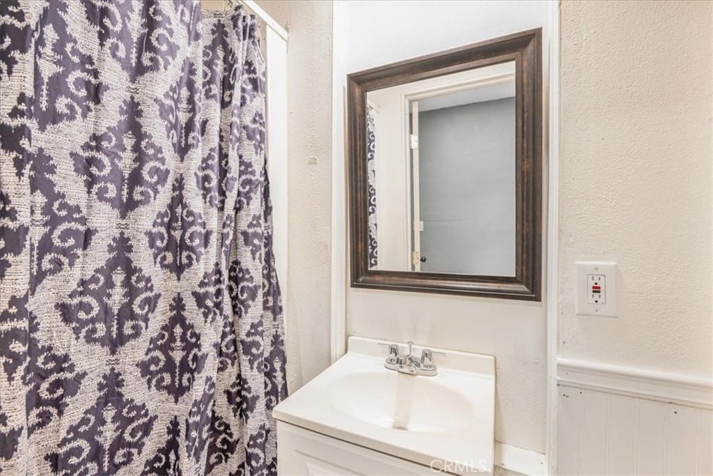 507 Coudures Way Perris, CA 92571 - Photo 19 of 41 a bathroom with a sink and a mirror