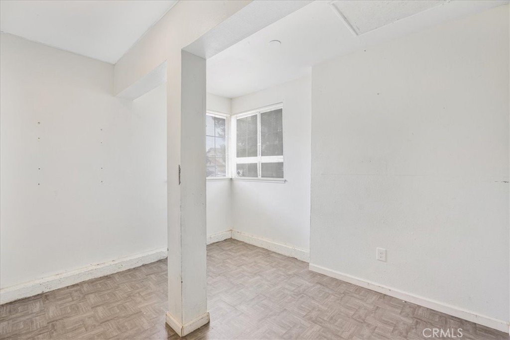 507 Coudures Way Perris, CA 92571 - Photo 20 of 41 an empty room with windows