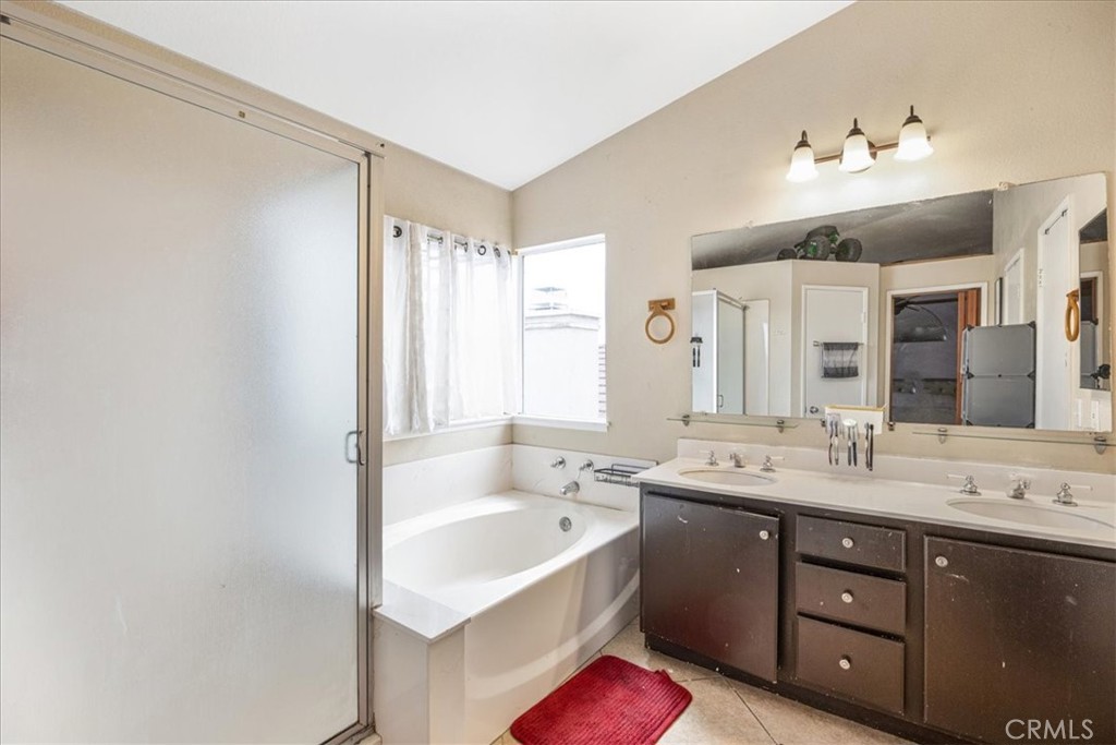 507 Coudures Way Perris, CA 92571 - Photo 30 of 41 a spacious bathroom with a double vanity sink mirror and a bathtub