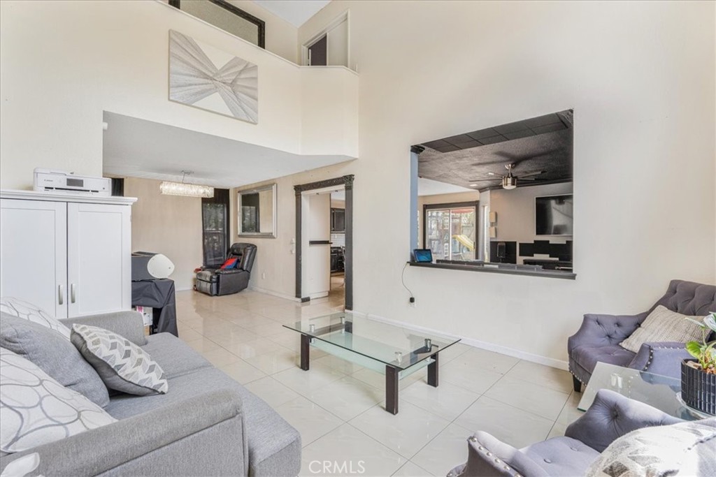 507 Coudures Way Perris, CA 92571 - Photo 8 of 41 a living room with furniture