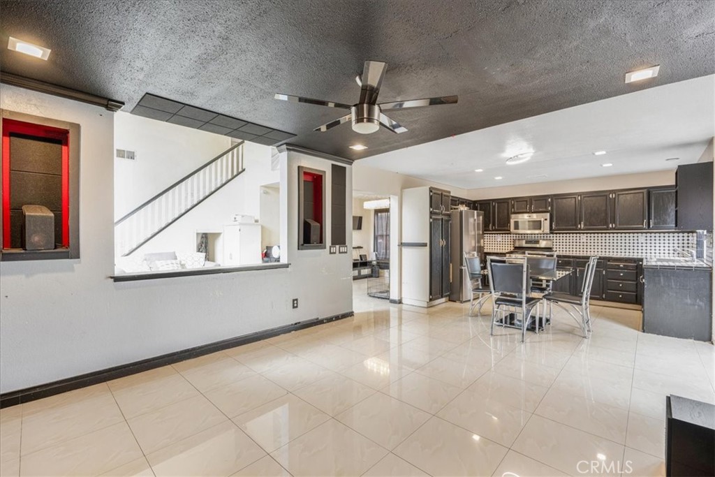 507 Coudures Way Perris, CA 92571 - Photo 10 of 41 a view of a hallway with seating area
