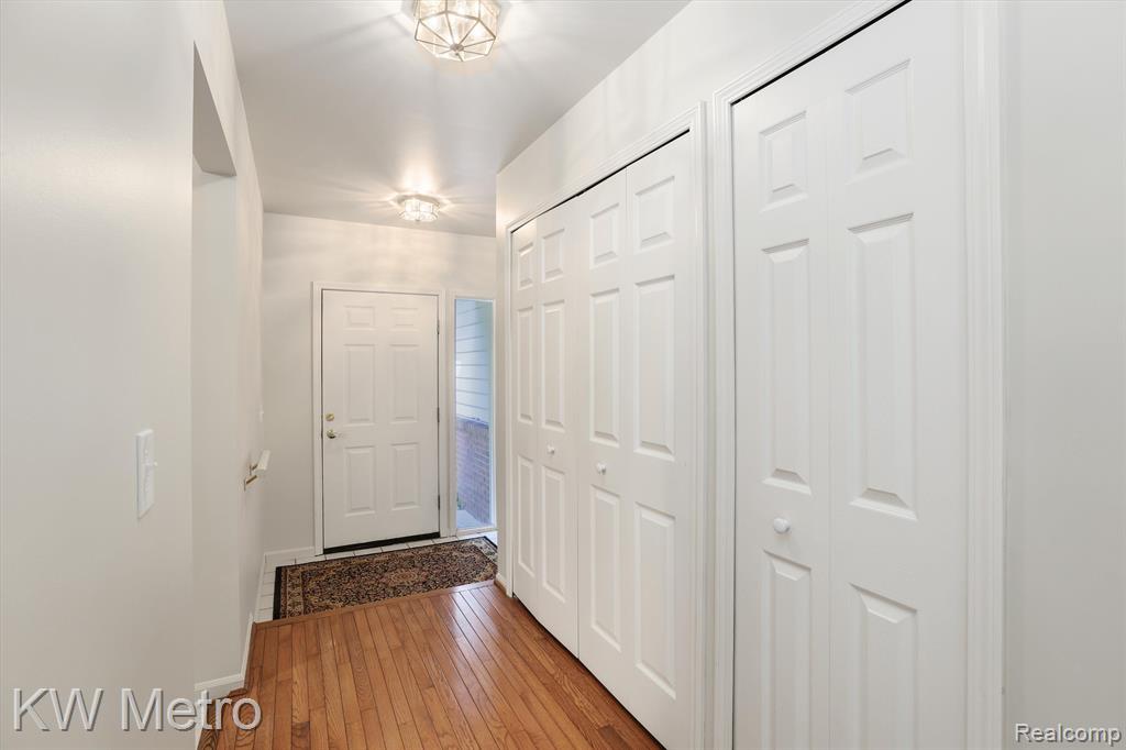 21542 Ruth Street Farmington Hills, MI 48336 - Photo 3 of 28