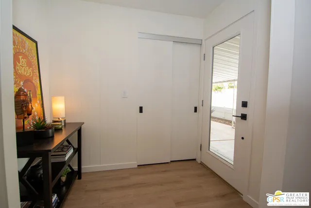 a view of an entryway with workspace