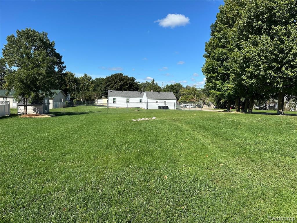 1574 South Graham Road Flint, MI 48532 - Photo 8 of 27 Gallery Image 8