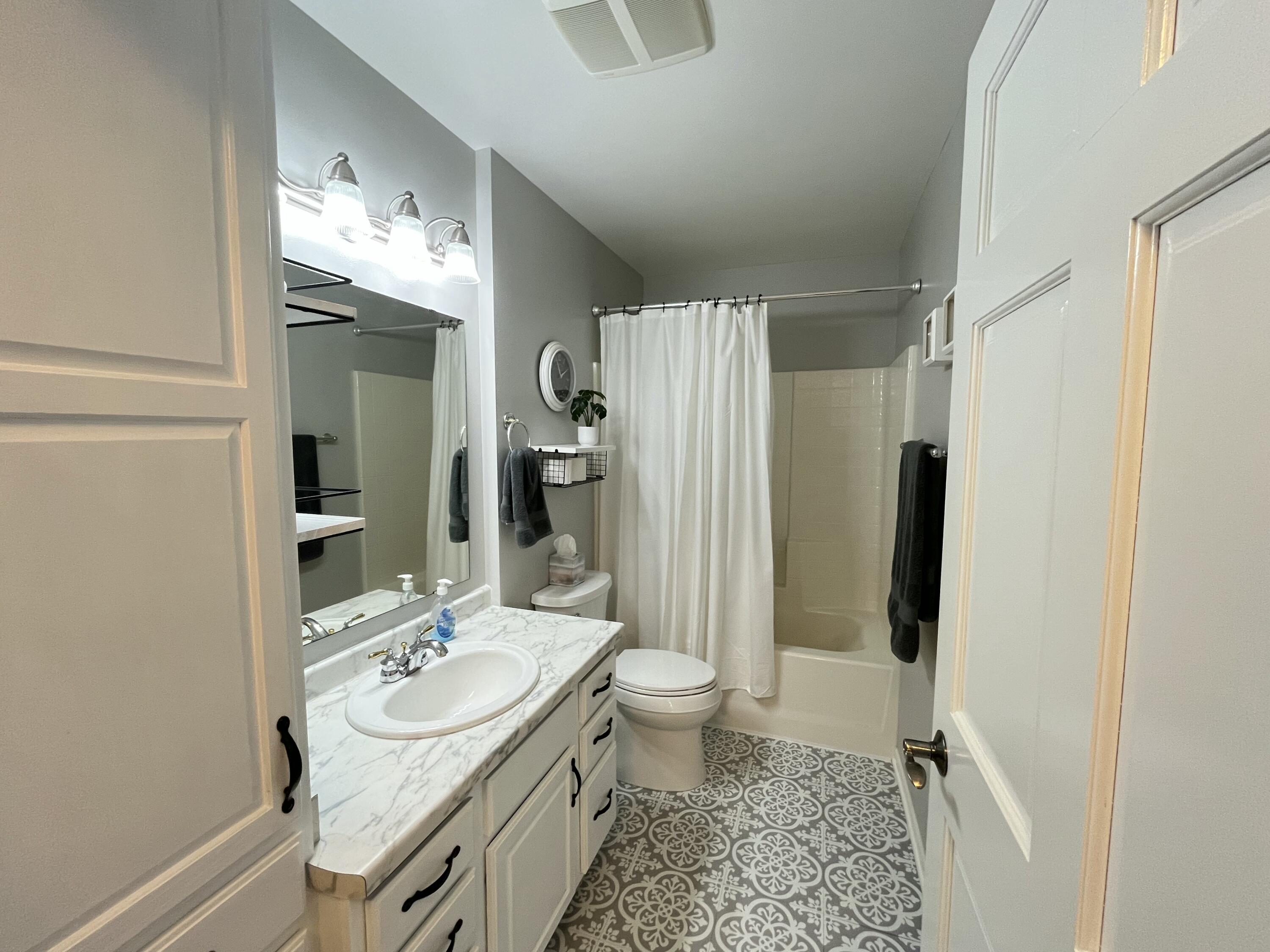 10155 West Oakwood Road Franklin, WI 53132 - Photo 19 of 40 2nd Full Bath Main