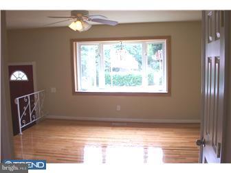 12539 Ramer Road Philadelphia, PA 19154 - Photo 6 of 12 Living Room