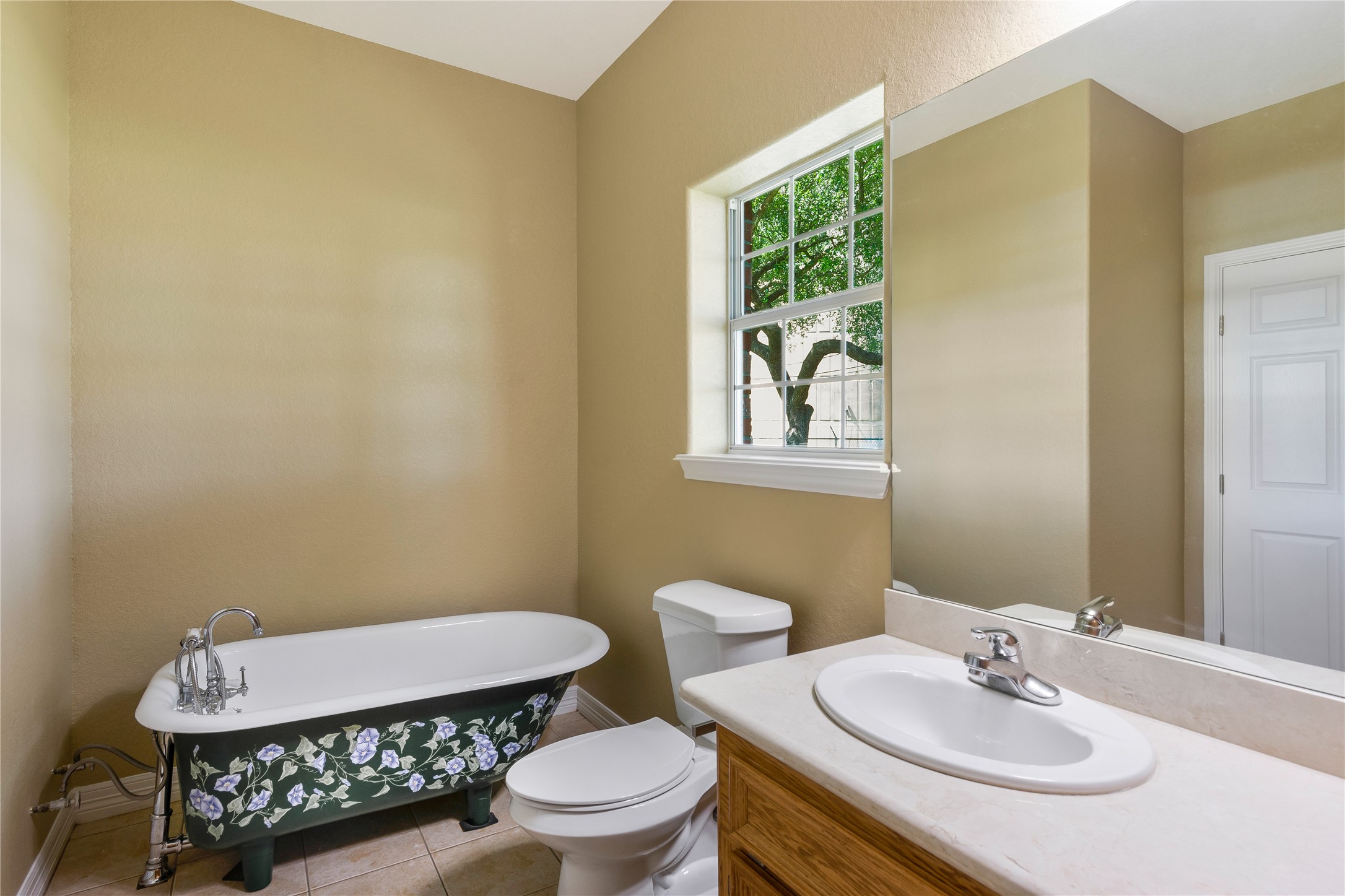 1112 Crenshaw Road Pasadena, TX 77504 - Photo 26 of 50 HALL BATHROOM W/ TUB