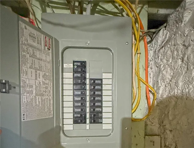 a picture of a room with a floor plan