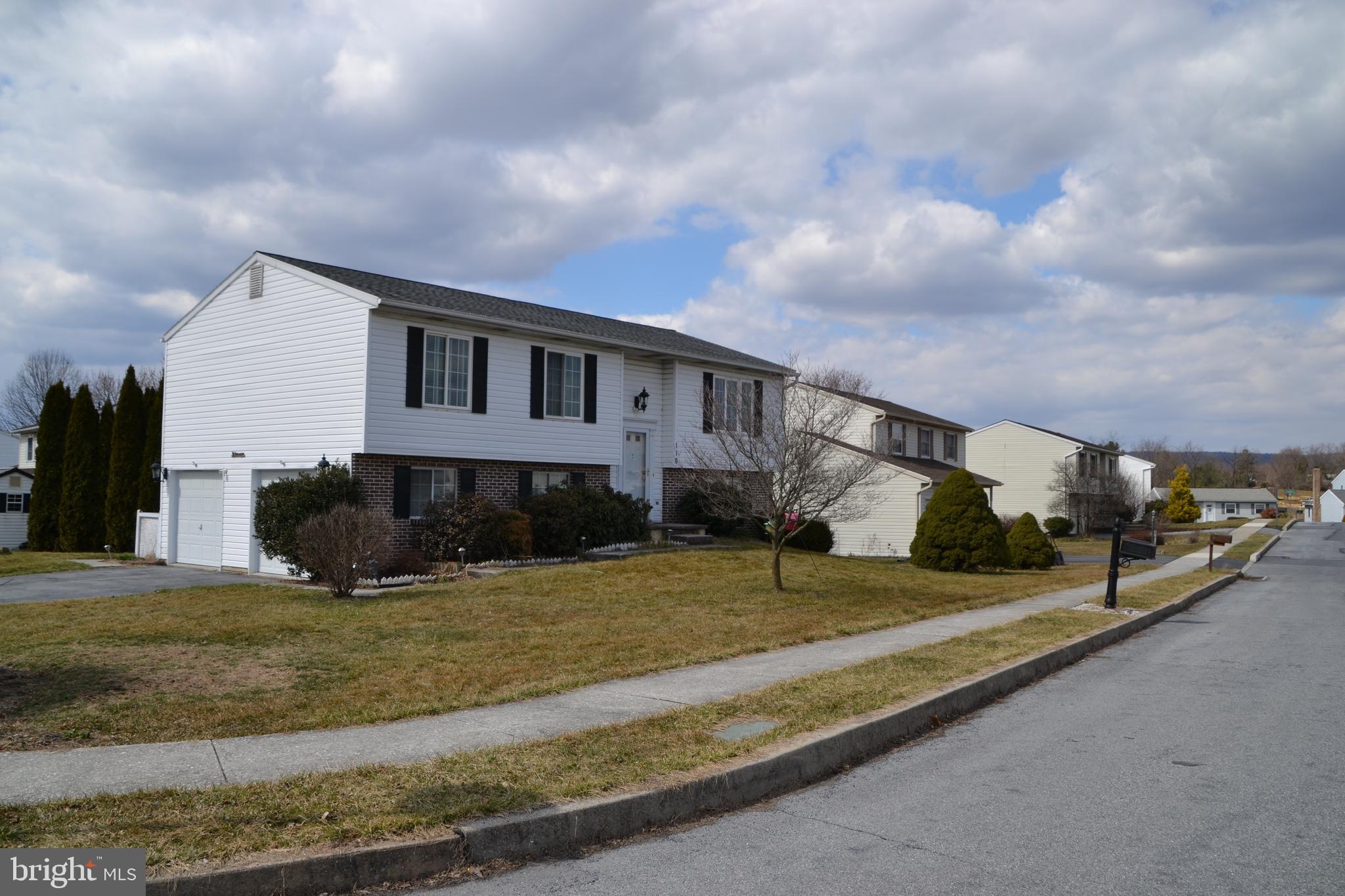 110 Robert Road Harrisburg, PA 17112 - Photo 3 of 23 HUGE two car, side load, garage!