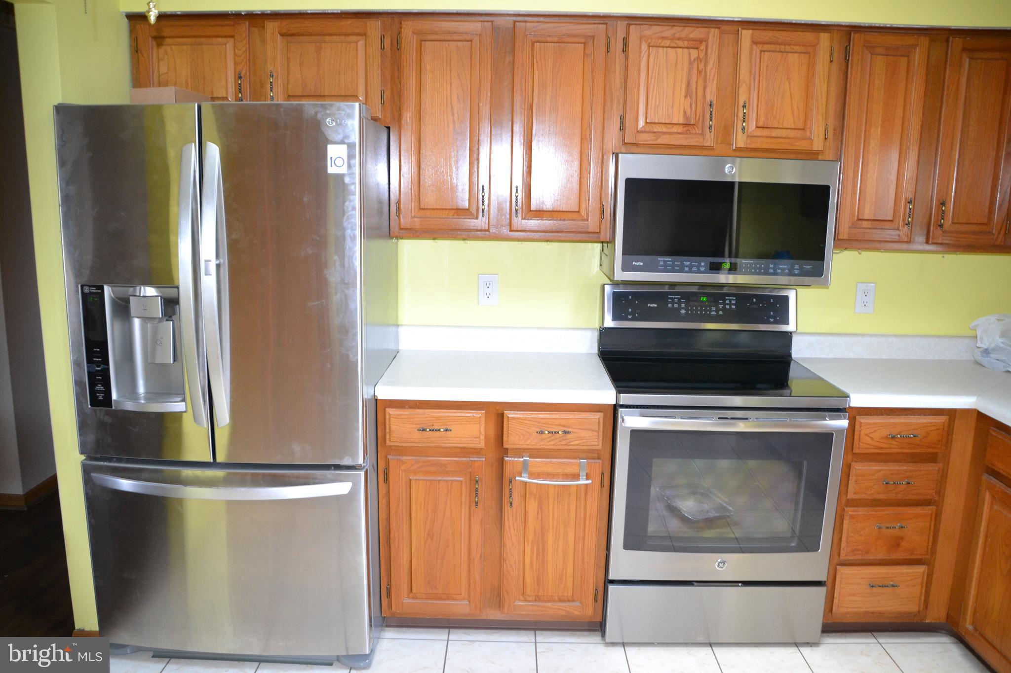 110 Robert Road Harrisburg, PA 17112 - Photo 4 of 23 Brand new Stainless appliances!