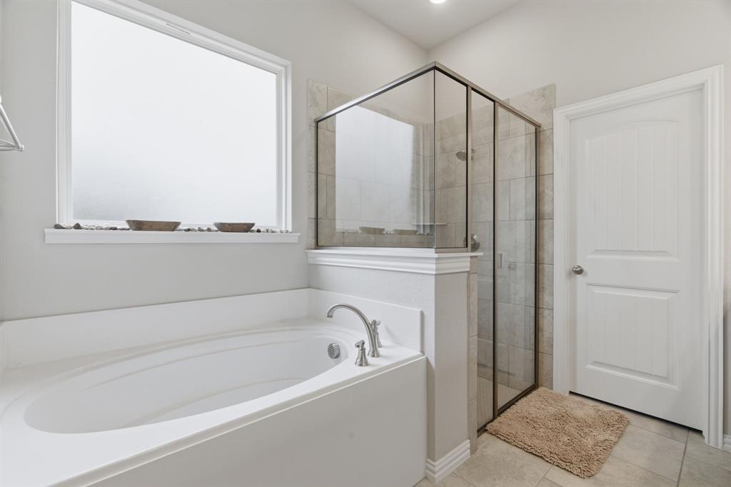1117 Springfield Road Springtown, TX 76082 - Photo 21 of 40 a bathroom with a bathtub and a window
