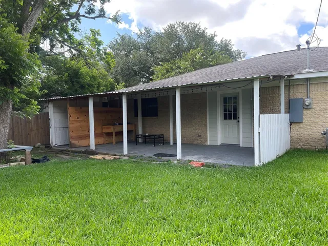 a view of a house with backyard and porch