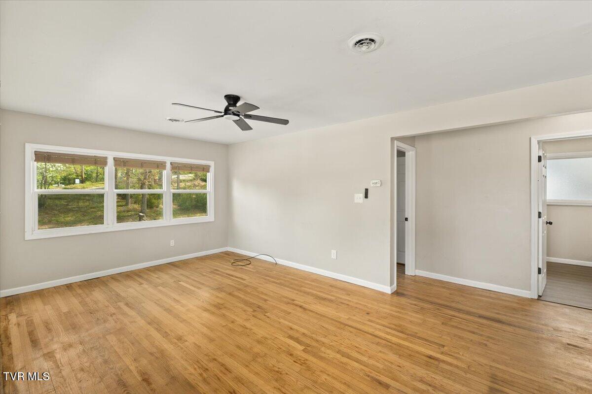 1321 Haga Road Kingsport, TN 37660 - Photo 3 of 38 04-128A3301