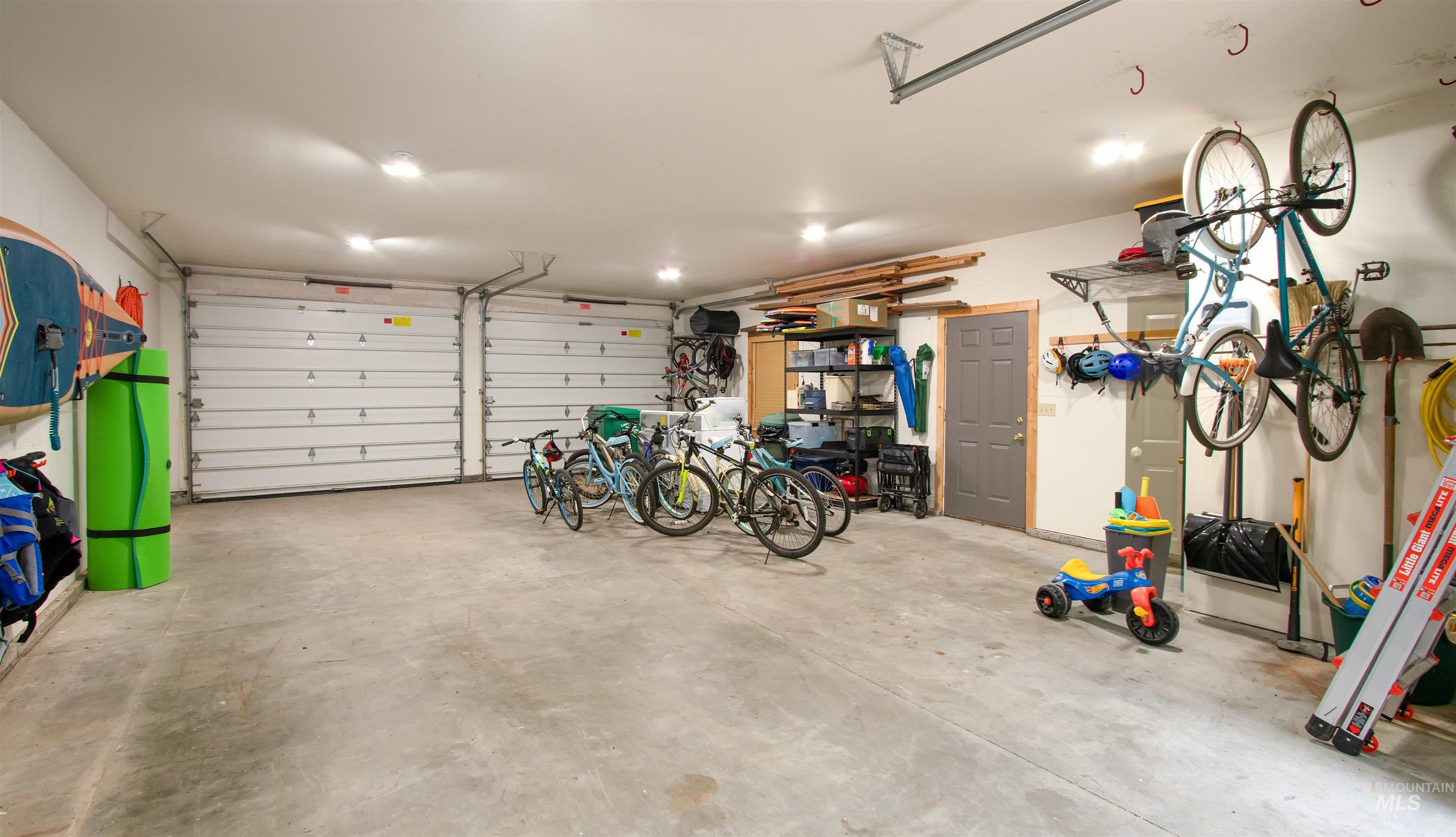 12712 Hereford Road Donnelly, ID 83615 - Photo 31 of 50 View of garage