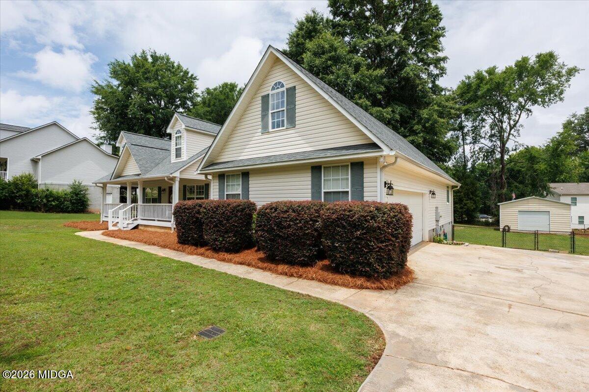 557 Aarons Circle Gray, GA 31032 - Photo 4 of 36 a front view of house with yard and green space