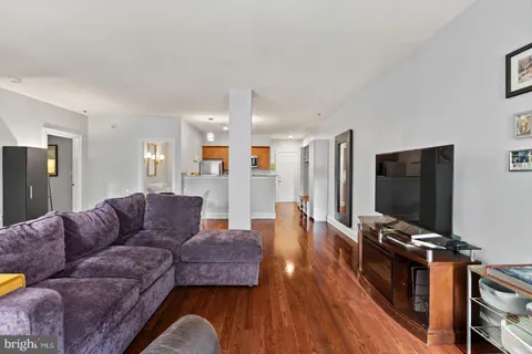 $515,000 | 1811 Chestnut Street, Unit 301, Philadelphia, PA 19103