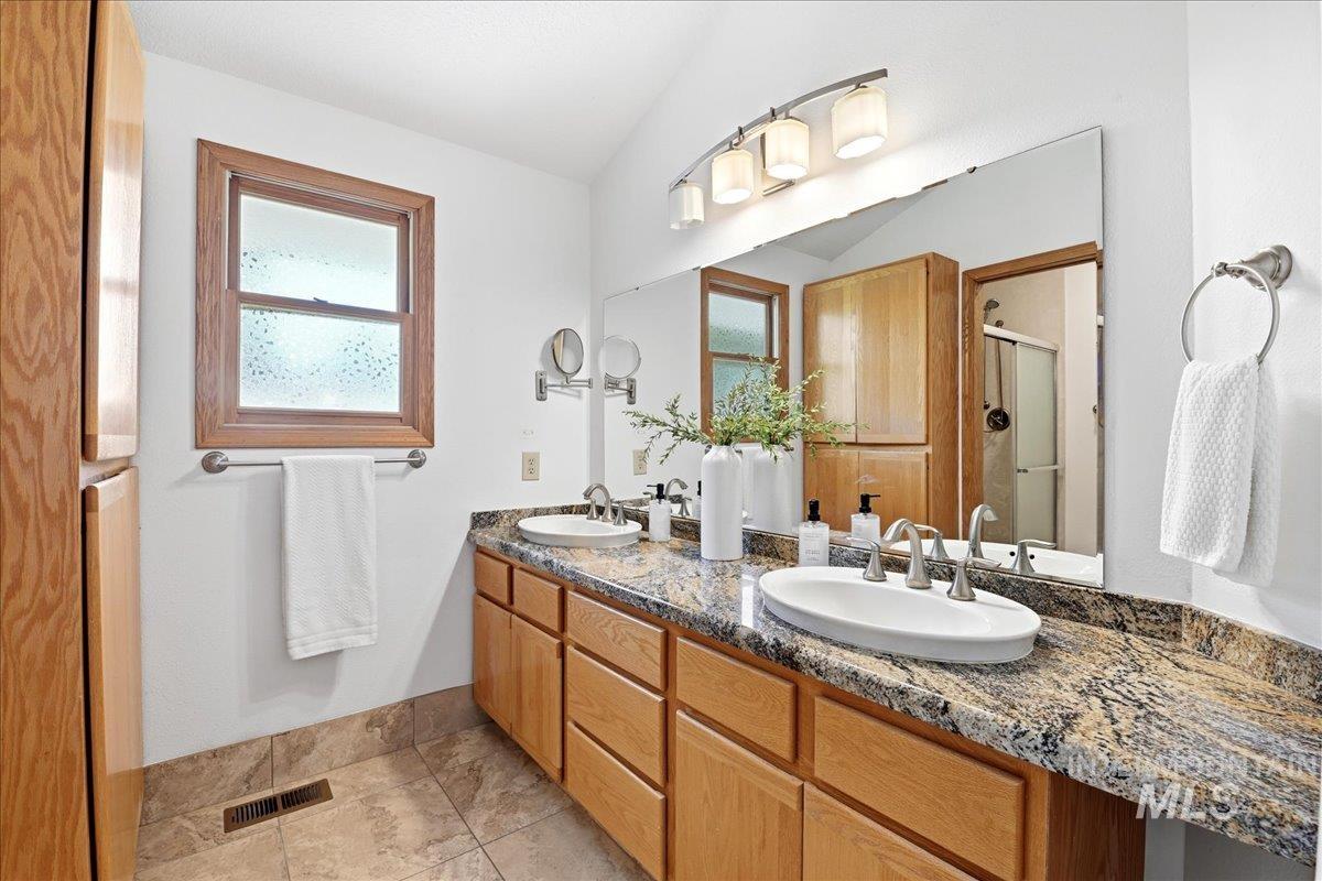 1894 South Stone Ridge Way Boise, ID 83712 - Photo 14 of 32