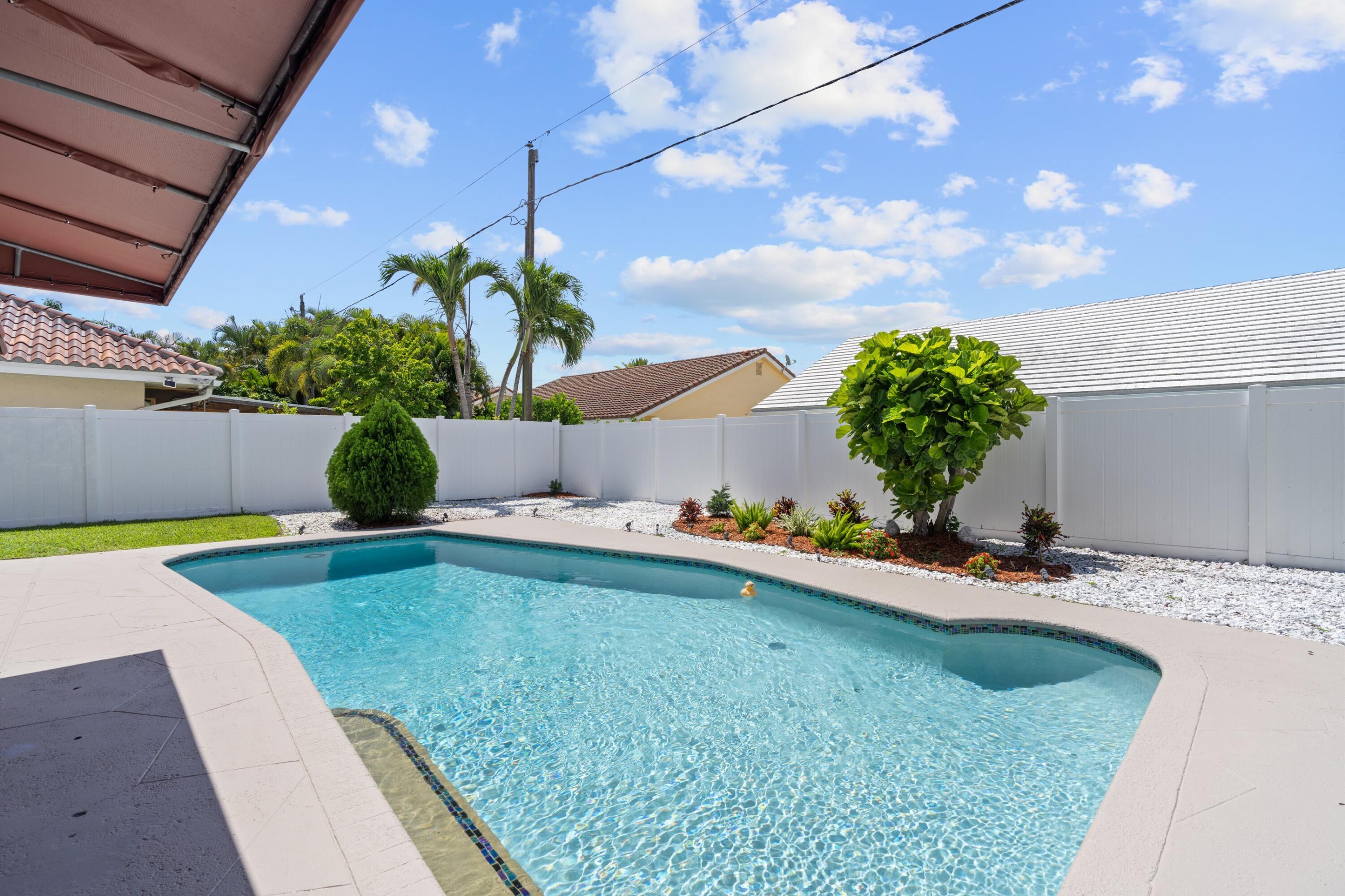 350 Prairie Rose Lane Boca Raton, FL 33487 - Photo 22 of 42 Pool & Patio