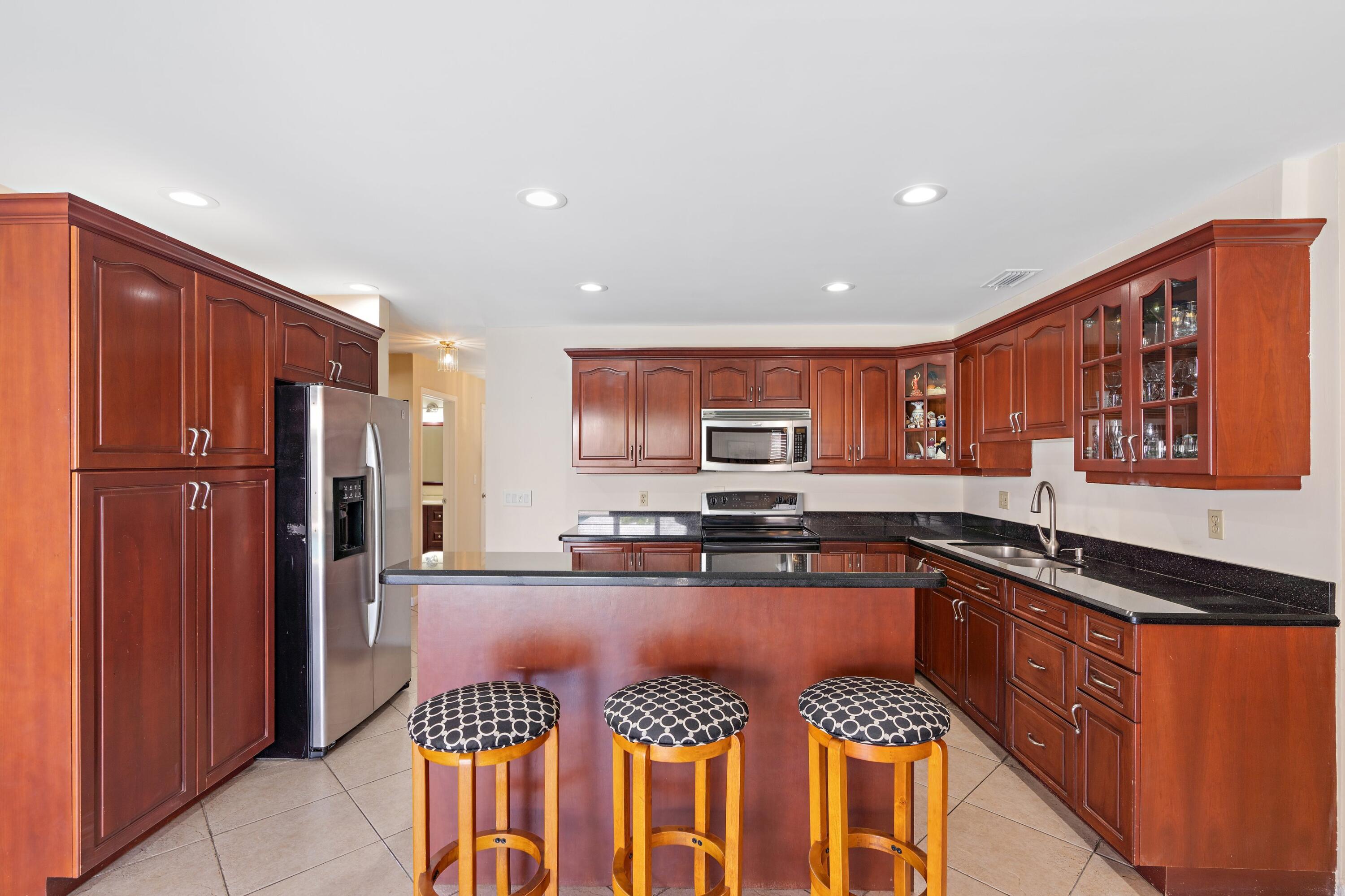 350 Prairie Rose Lane Boca Raton, FL 33487 - Photo 8 of 42 Kitchen Bar