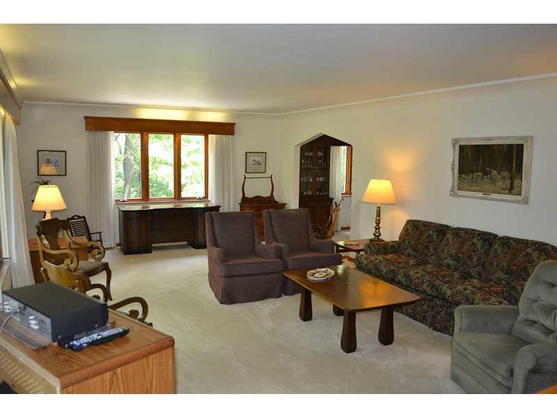 8270 Fox Ridge Road Pittsburgh, PA 15237 - Photo 7 of 25 Living Room.