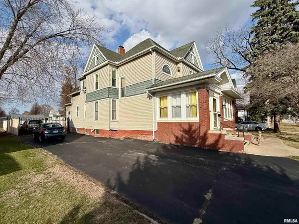 $185,000 | 933 West Main Street, Galesburg, IL 61401